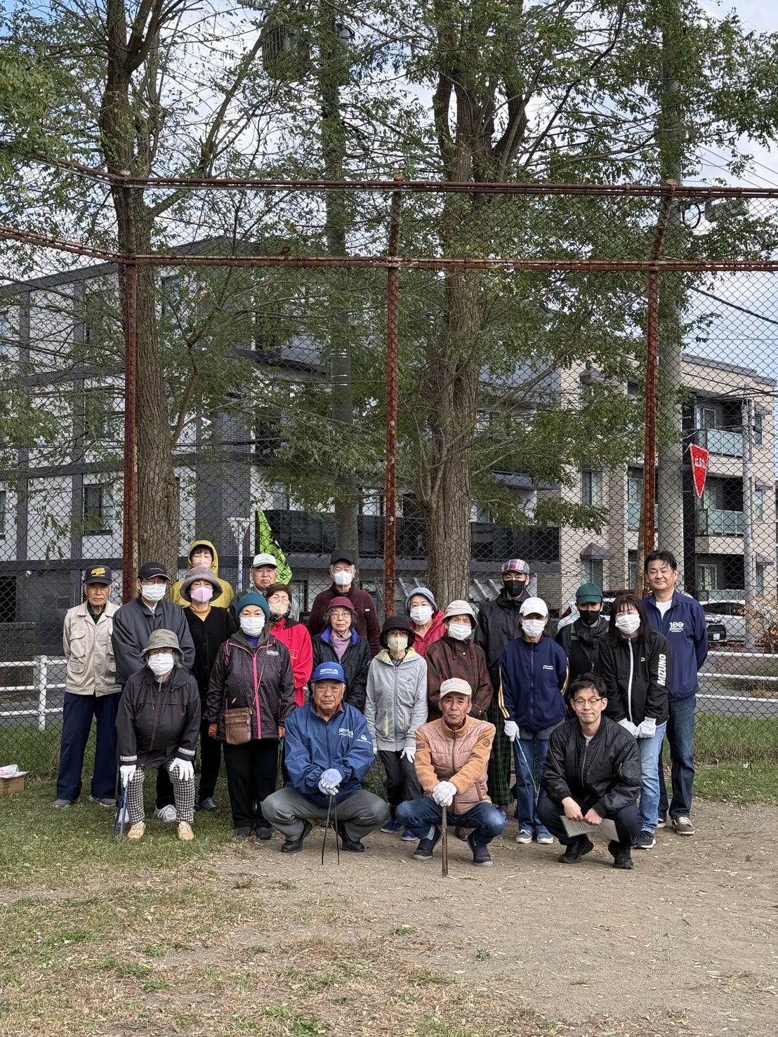 町内会の秋の大掃除に参加した皆さんとの集合写真