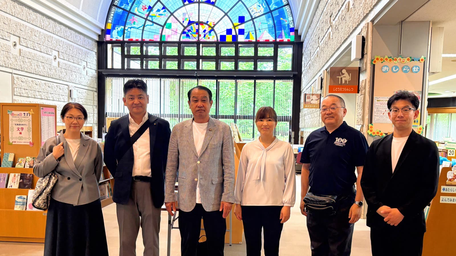 千歳市議会議員の施設見学で図書館を視察した際の集合写真。右端が小川陽平