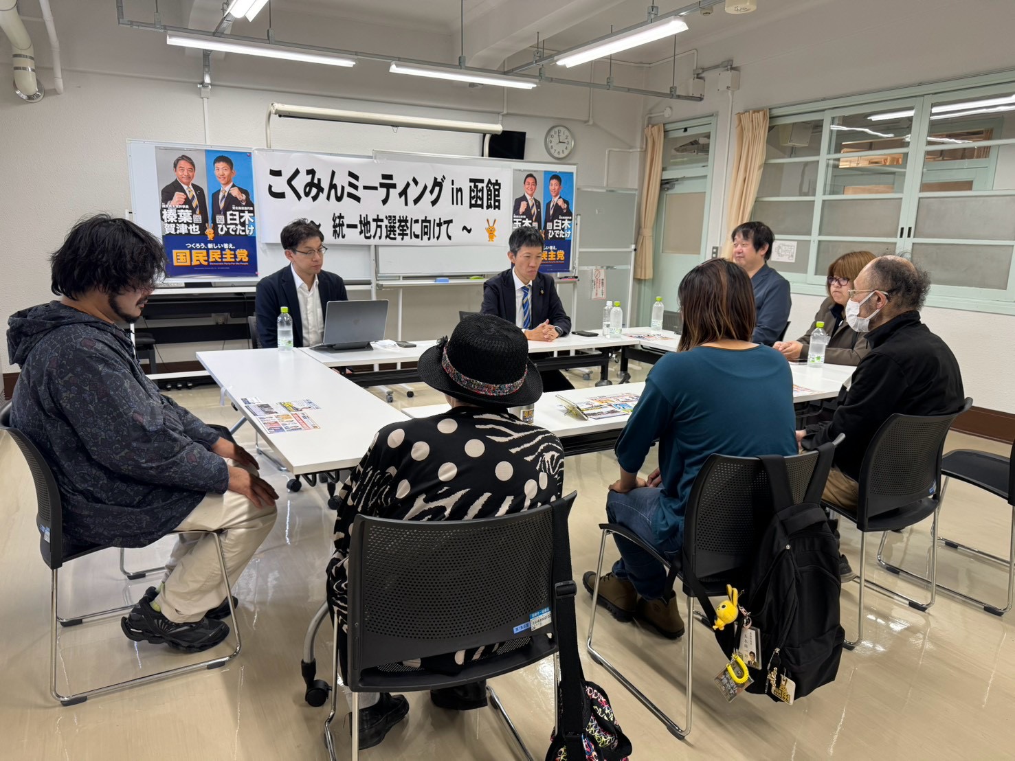 こくみんミーティング in 函館の会場で、参加者と向き合う様子