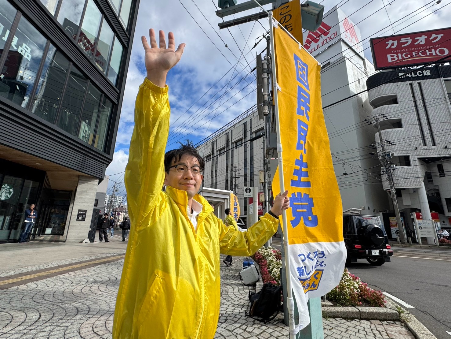 2026年10月3日、函館で黄色い上着を着て街頭活動を行う小川陽平
