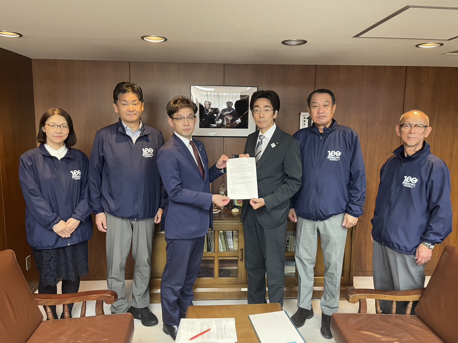 冬季の暖房費負担軽減に関する要請書を千歳市に提出した際の写真。